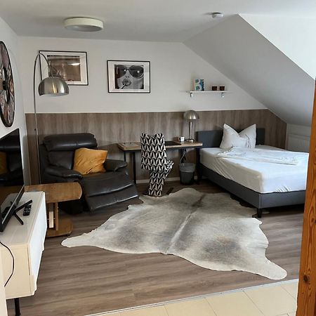 Grosse Gemuetliche Ferienwohnung Mit Klimaanlage, Parkplatz Inklusive Top ! Fürth Esterno foto