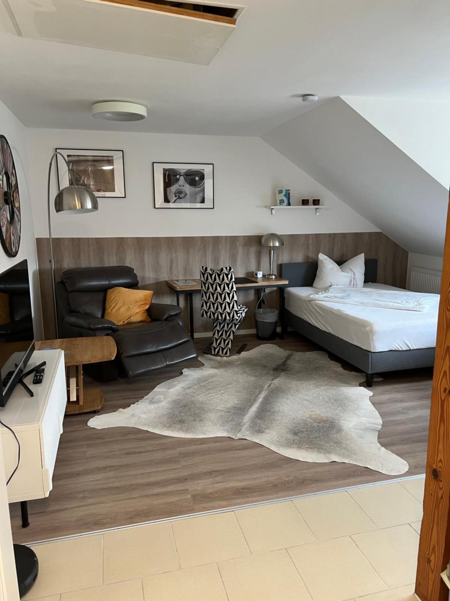 Grosse Gemuetliche Ferienwohnung Mit Klimaanlage, Parkplatz Inklusive Top ! Fürth Esterno foto
