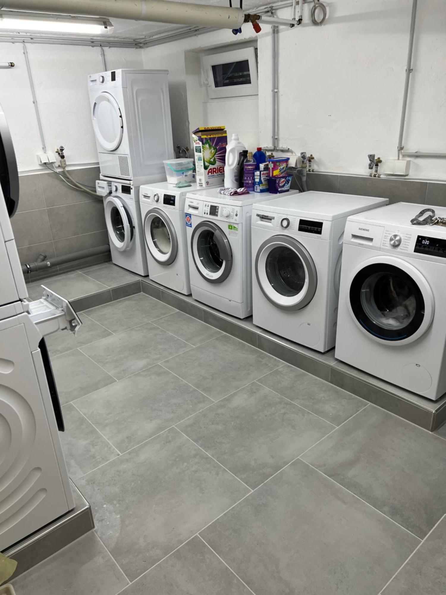 Grosse Gemuetliche Ferienwohnung Mit Klimaanlage, Parkplatz Inklusive Top ! Fürth Esterno foto