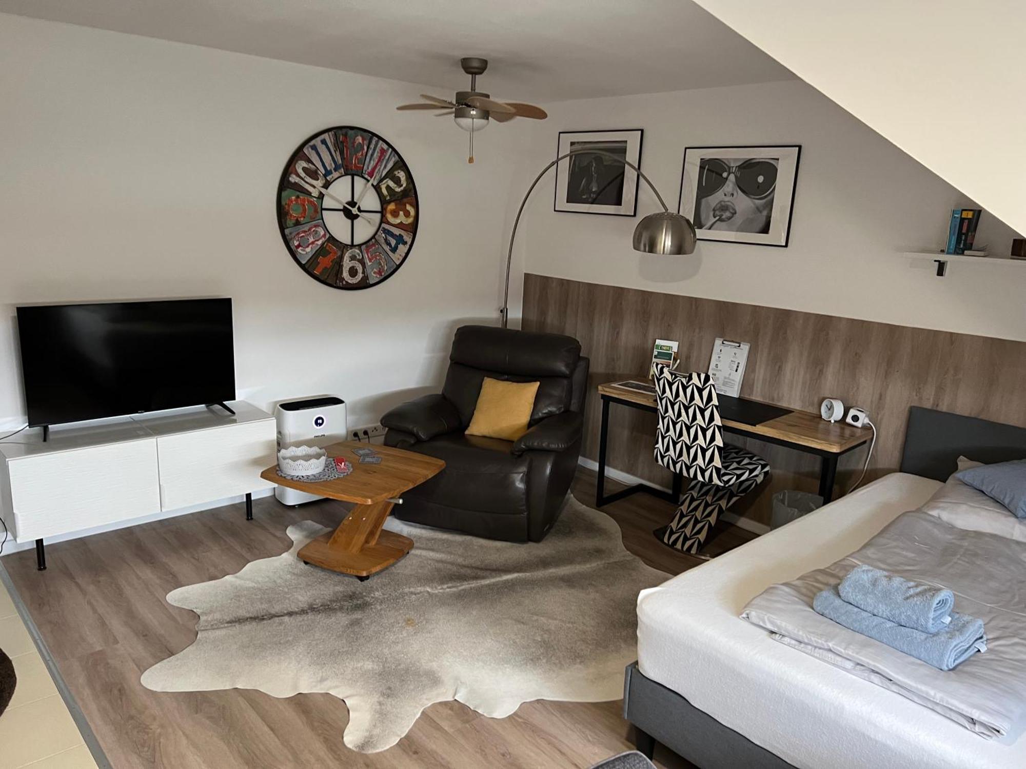 Grosse Gemuetliche Ferienwohnung Mit Klimaanlage, Parkplatz Inklusive Top ! Fürth Esterno foto