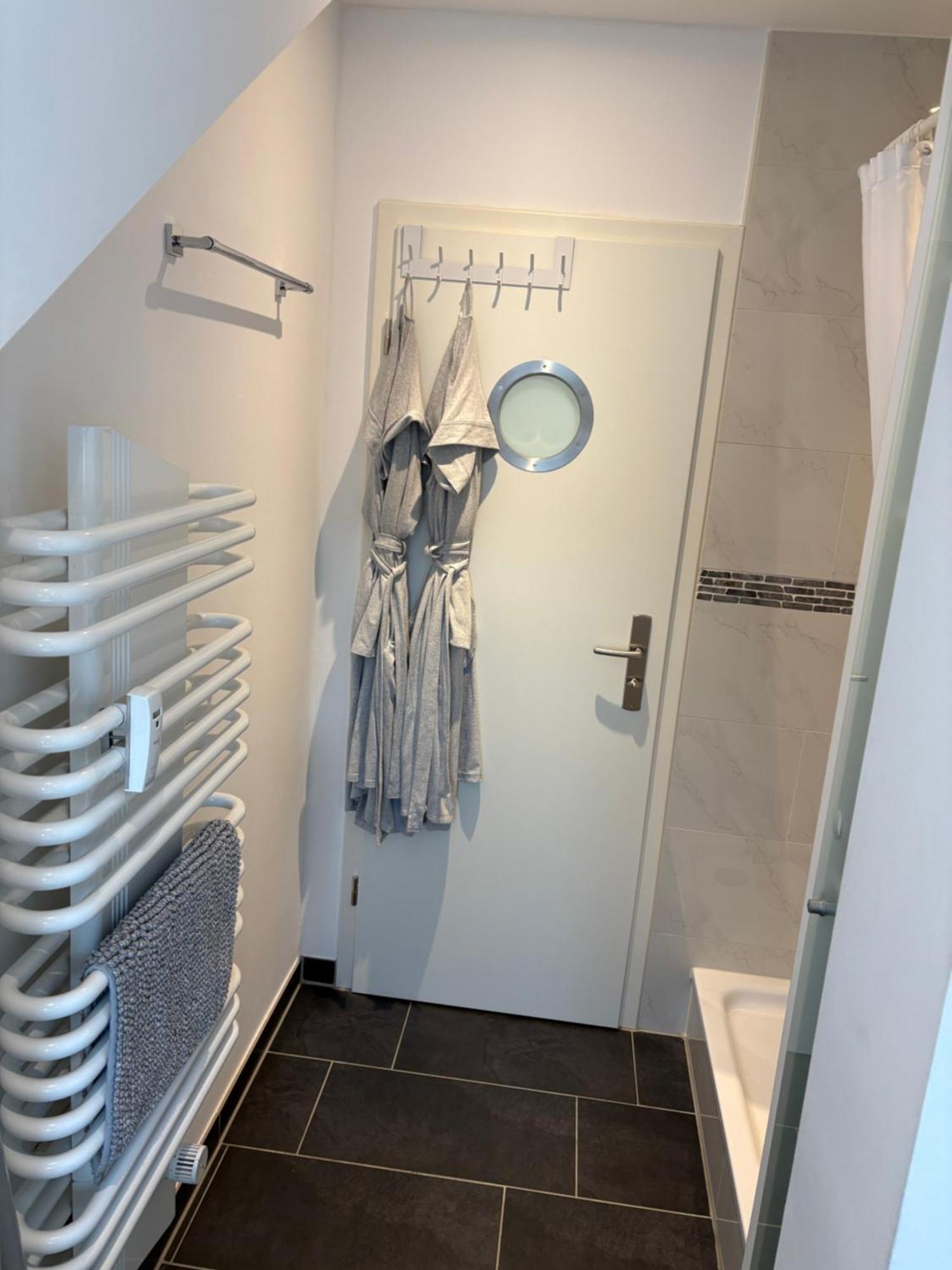 Grosse Gemuetliche Ferienwohnung Mit Klimaanlage, Parkplatz Inklusive Top ! Fürth Esterno foto