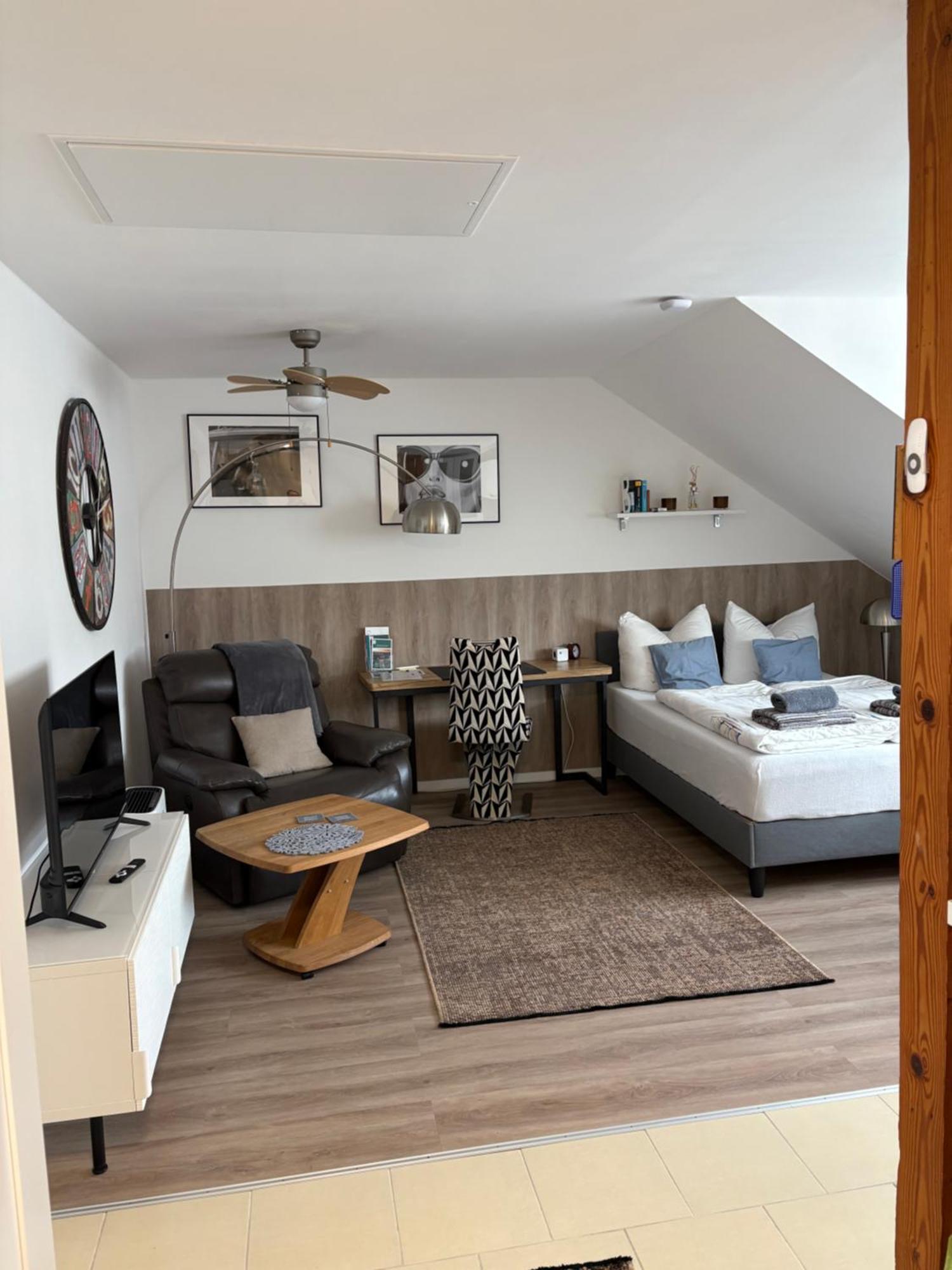 Grosse Gemuetliche Ferienwohnung Mit Klimaanlage, Parkplatz Inklusive Top ! Fürth Esterno foto
