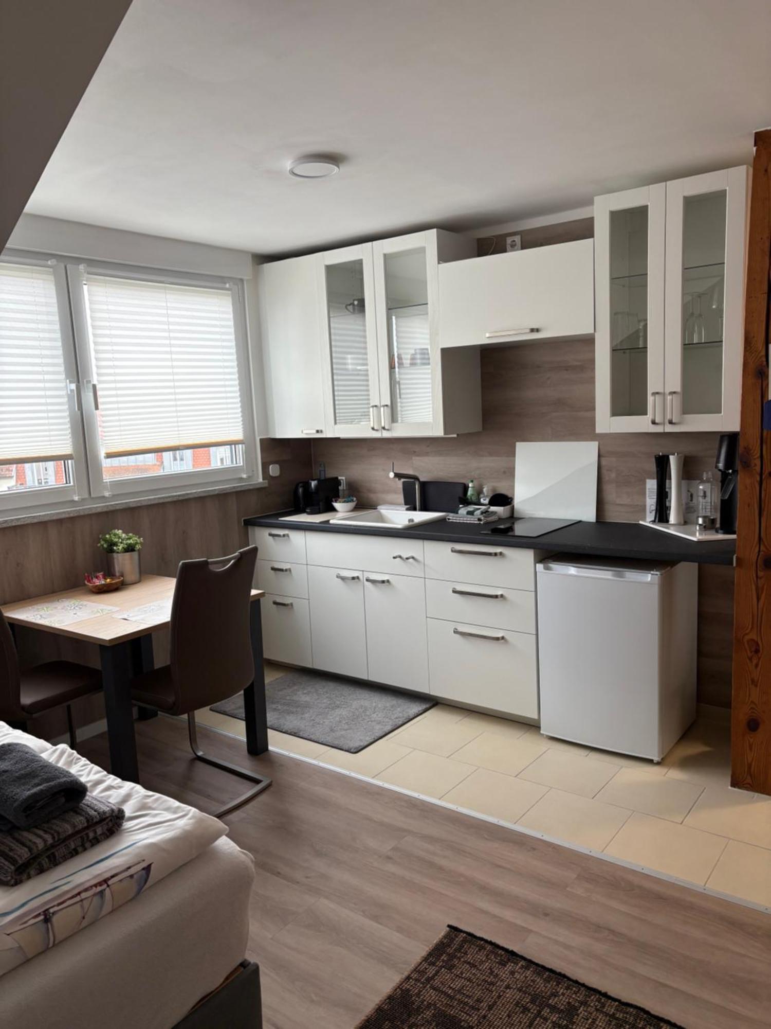 Grosse Gemuetliche Ferienwohnung Mit Klimaanlage, Parkplatz Inklusive Top ! Fürth Esterno foto