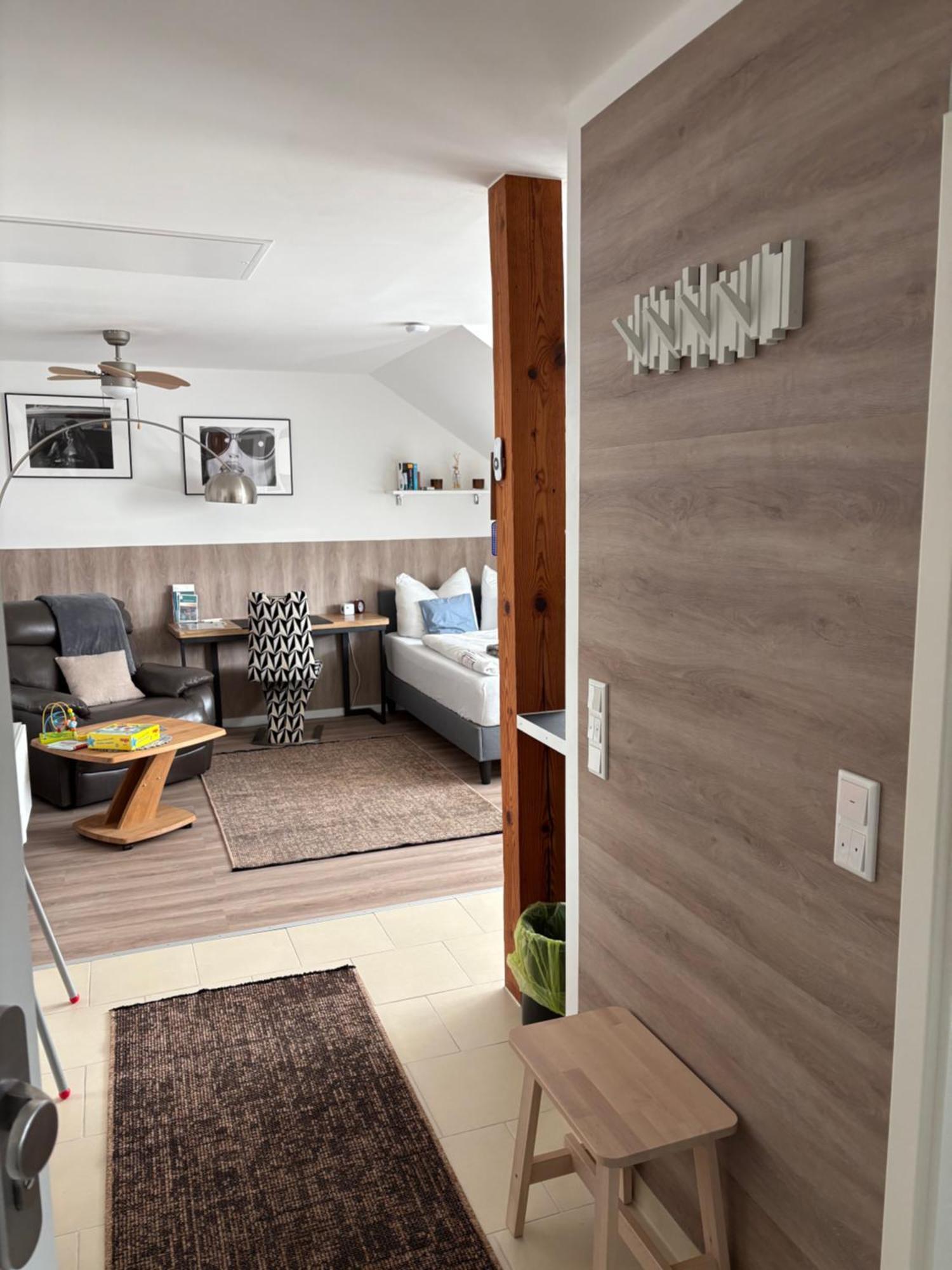 Grosse Gemuetliche Ferienwohnung Mit Klimaanlage, Parkplatz Inklusive Top ! Fürth Esterno foto